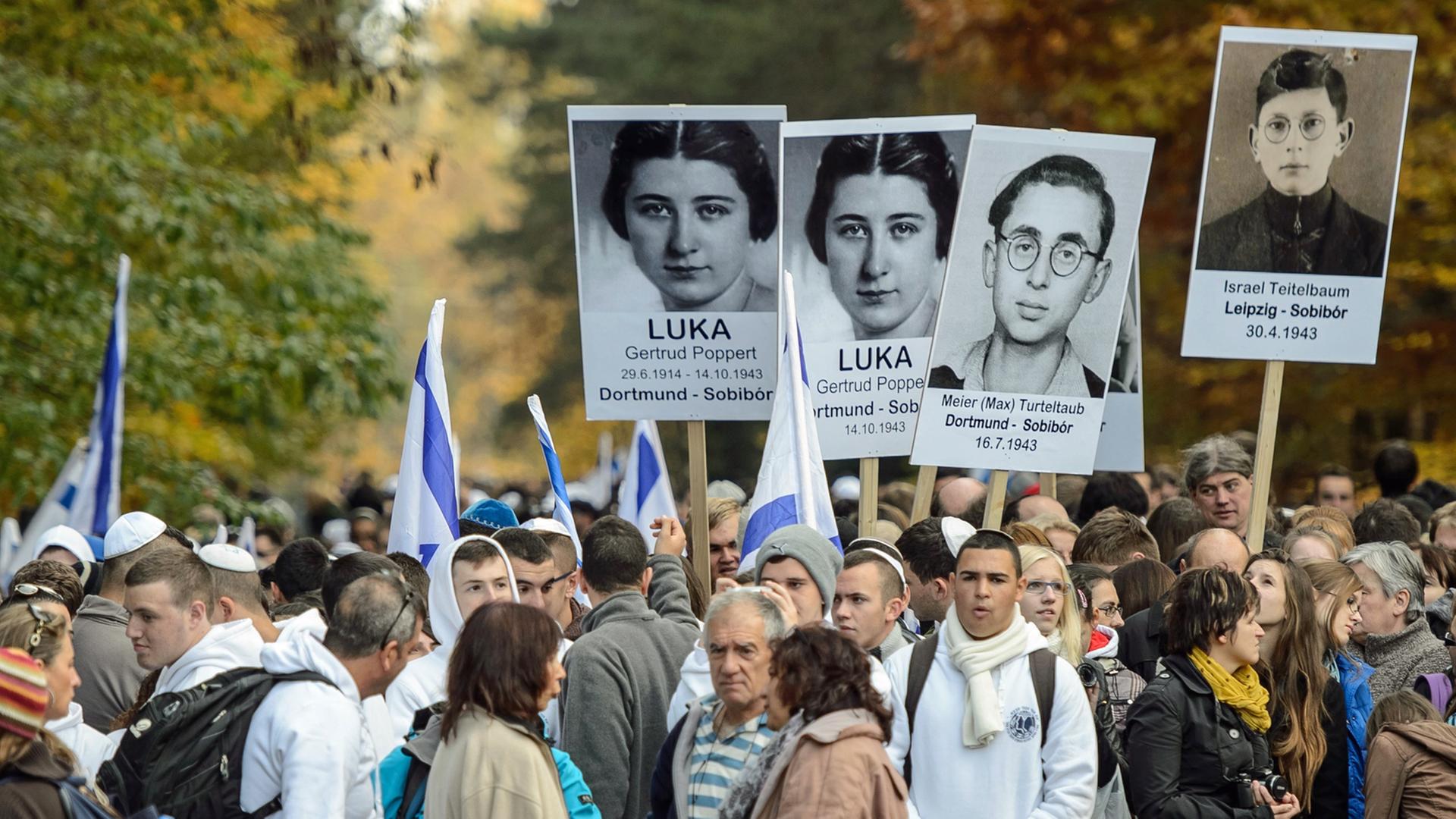 Teilnehmer einer Gedenkveranstaltung zum 70. Jubiläum des jüdischen Aufstandes im Konzentrationslager Sobibor am 14. Oktober 1943, aufgenommen 2013 Teilnehmer einer Gedenkveranstaltung zum 70. Jubiläum des jüdischen Aufstandes im Konzentrationslager Sobibor am 14. Oktober 1943, aufgenommen 2013
