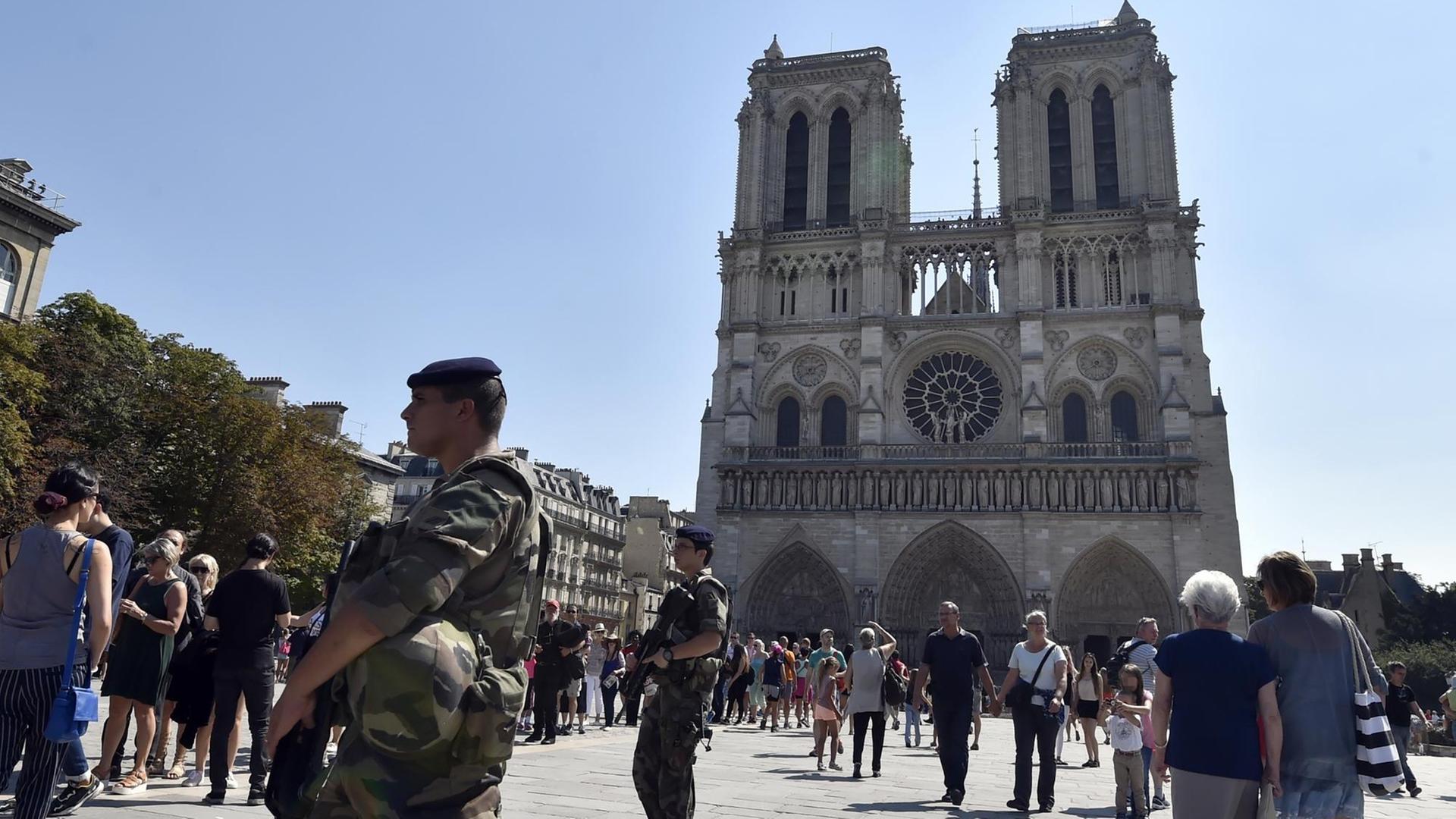 Französische Soldaten patrouillieren am 15. August 2016 vor der Pariser Kathedrale Notre Dame. Französische Soldaten patrouillieren am 15. August 2016 vor der Pariser Kathedrale Notre Dame.