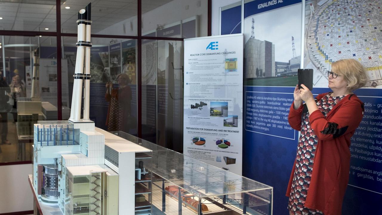 Eine Touristin fotografiert ein Modell des Atomkraftwerks Ignalina. Eine Touristin fotografiert ein Modell des Atomkraftwerks Ignalina.