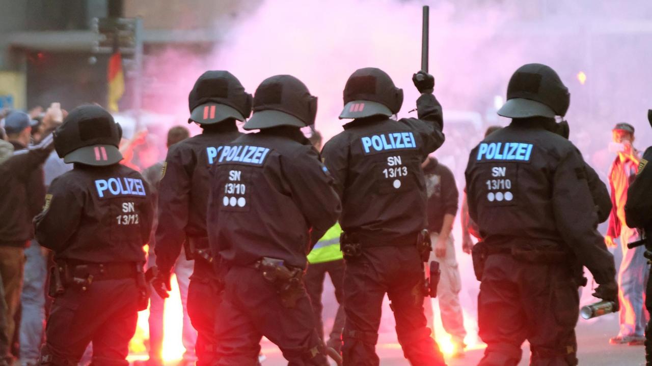 Polizisten stehen in der Innenstadt bei einer Kundgebung der rechten Szene, um ein Aufeinanderprallen von rechten und linken Gruppen zu verhindern. Nach einem Streit war in der Nacht zu Sonntag in der Innenstadt ein 35-jähriger Mann erstochen worden. Die Tat war Anlass für spontane Demonstrationen, bei denen es auch zu Jagdszenen und Gewaltausbrüchen kam. Polizisten stehen in der Innenstadt bei einer Kundgebung der rechten Szene, um ein Aufeinanderprallen von rechten und linken Gruppen zu verhindern. Nach einem Streit war in der Nacht zu Sonntag in der Innenstadt ein 35-jähriger Mann erstochen worden. Die Tat war Anlass für spontane Demonstrationen, bei denen es auch zu Jagdszenen und Gewaltausbrüchen kam.