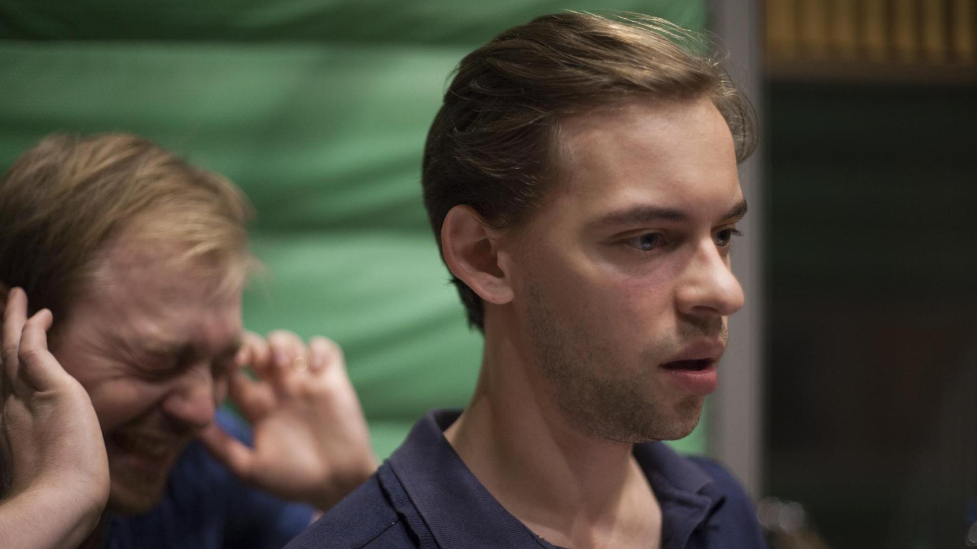 Tino Mewes und Jonathan Kutzner (v.l.n.r.) bei den Aufnahmen zu "Blutsbrüder - Cliquenturbo" Tino Mewes und Jonathan Kutzner (v.l.n.r.) bei den Aufnahmen zu "Blutsbrüder - Cliquenturbo"