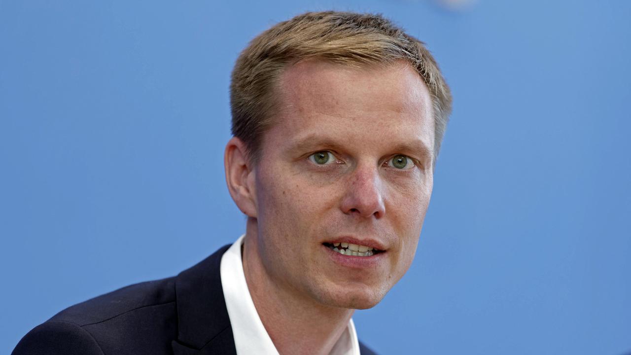 Kai Niebert, Präsident Deutscher Naturschutzring (DNR), aufgenommen vor der Bundespressekonferenz mit einer umweltpolitischen Bilanz der Groko und Forderungen an die künftige Bundesregierung im Jahr 2017
