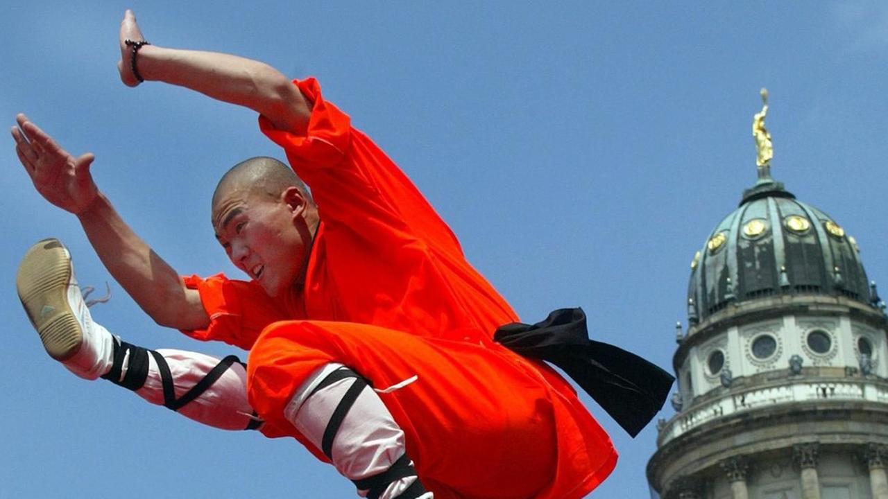Durch die Luft wirbelt dieser Meister des Shaolin Kung Fu am 12.6.2003 vor dem Französischen Dom in Berlin. Durch die Luft wirbelt dieser Meister des Shaolin Kung Fu am 12.6.2003 vor dem Französischen Dom in Berlin.