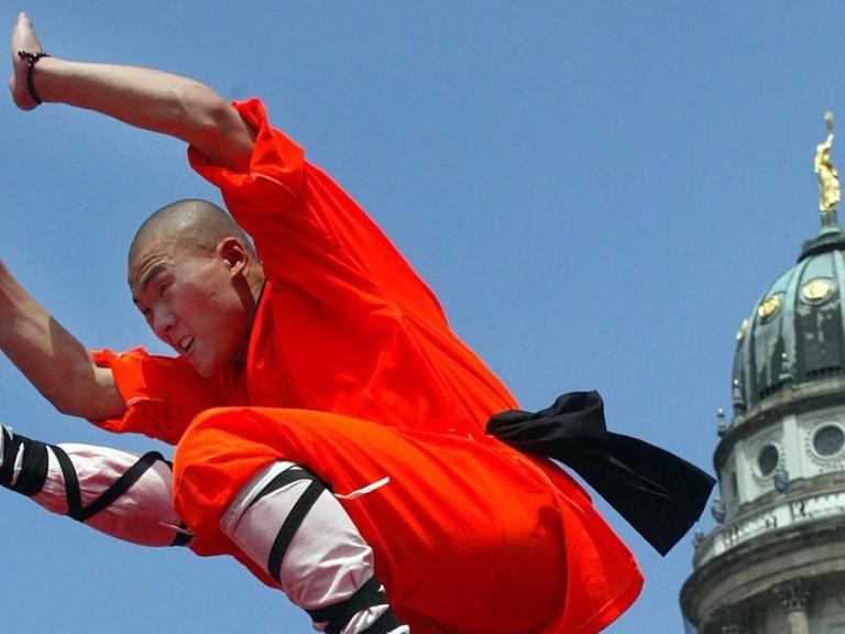 Durch die Luft wirbelt dieser Meister des Shaolin Kung Fu am 12.6.2003 vor dem Französischen Dom in Berlin.