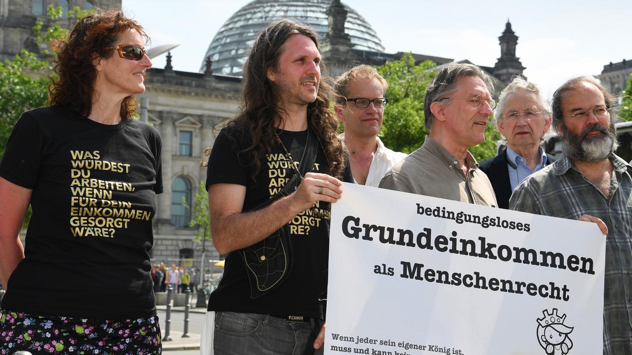 Eine Bürgerinitiative fordert das Bedingungslose "Grundeinkommen als Menschenrecht". Eine Bürgerinitiative fordert das Bedingungslose "Grundeinkommen als Menschenrecht".