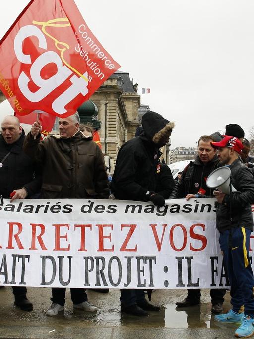 Demonstranten vor einem Supermarkt in Paris verlangen die Rücknahme der Reformpläne der Regierung.