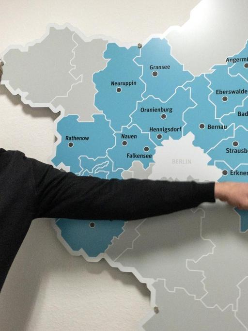 Chefredakteur Claus Liesegang steht vor einer Karte des Verbreitungsgebiets der "Märkischen Oderzeitung"