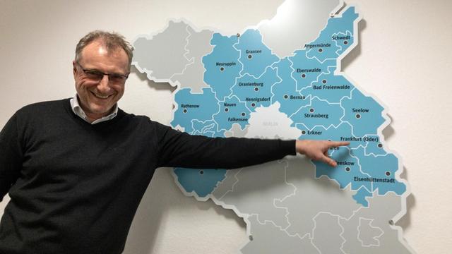 Chefredakteur Claus Liesegang steht vor einer Karte des Verbreitungsgebiets der "Märkischen Oderzeitung"