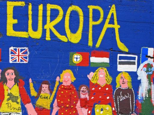 Bunte Wandmalerei: Menschen halten sich an den Händen. Darüber steht: "Europa".
