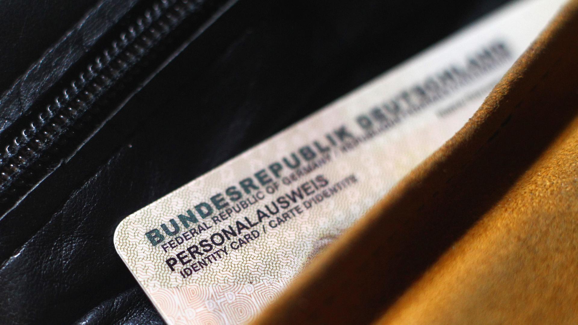Ein deutscher Personalausweis ragt aus einem Portemonnaie. Ein deutscher Personalausweis ragt aus einem Portemonnaie.