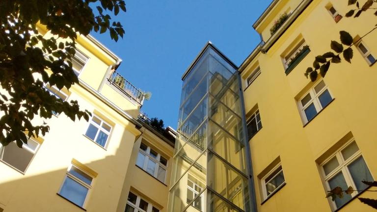 Blick auf eine Häuserfassade mit Fahrstuhl Blick auf eine Häuserfassade mit Fahrstuhl