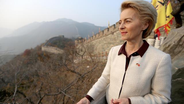 Ursula von der Leyen steht an der Großen Mauer bei Peking während ihres China-Besuchs am 21.10.2018