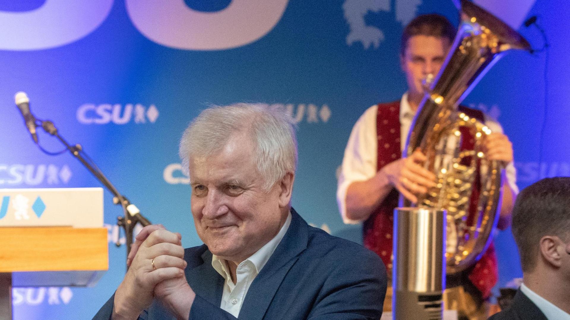 Horst Seehofer begrüßt die Besucher in einem Bierzelt auf dem Töginger Volksfest Horst Seehofer begrüßt die Besucher in einem Bierzelt auf dem Töginger Volksfest