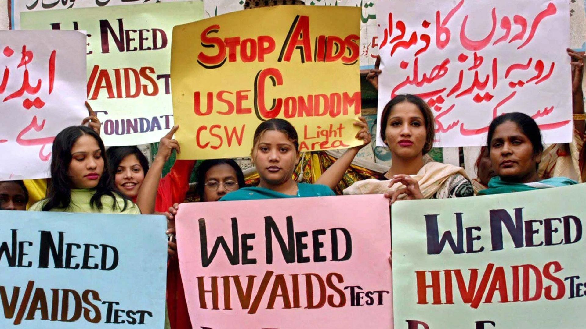 Pakistanische Prostituierte demonstrieren zum Welt-Aids-Tag 2003.