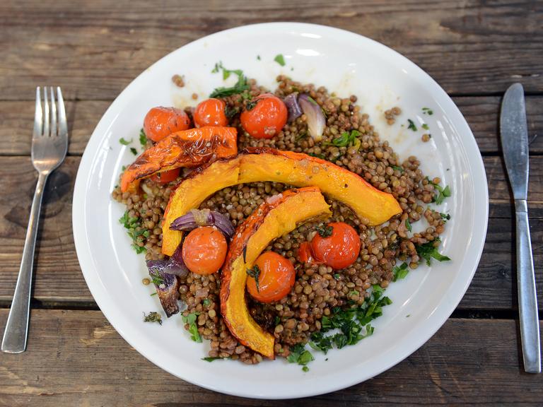 Veganes Gericht aus Linsen, Kürbis, Zwiebeln und Tomaten