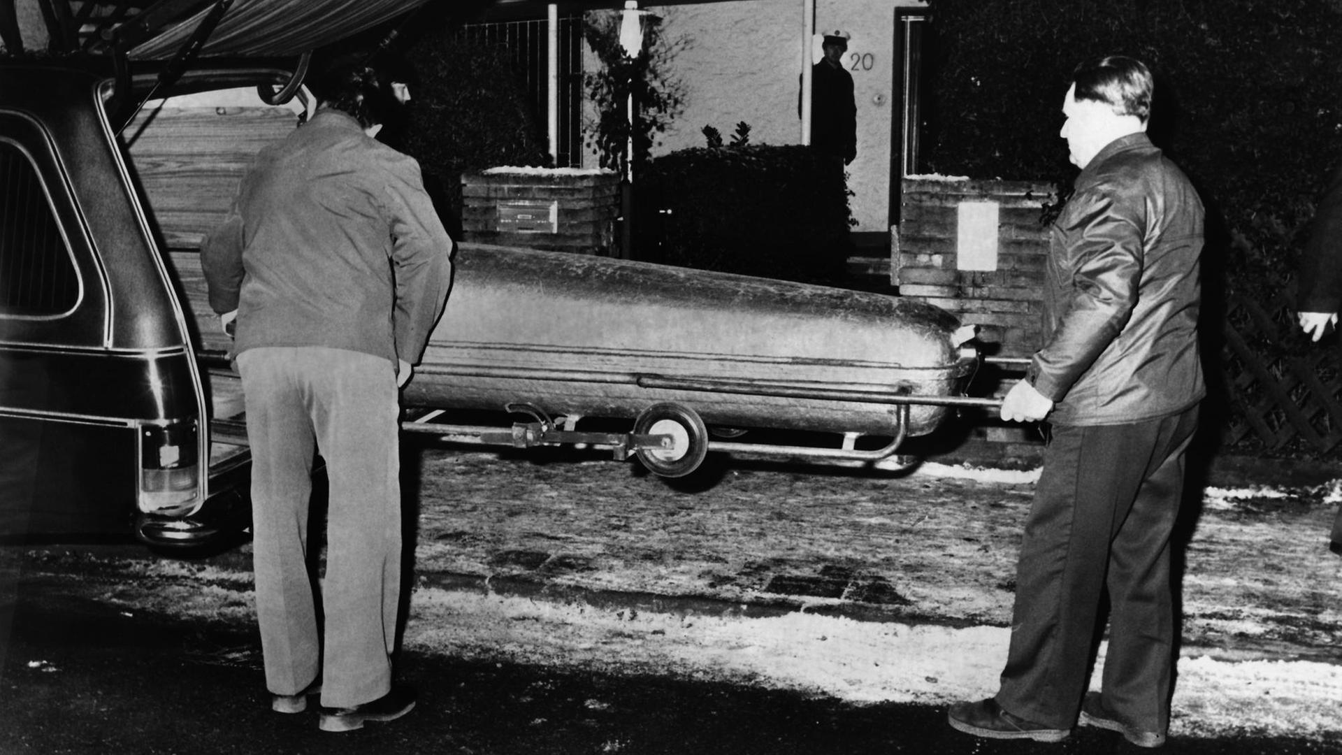 Erlanger Doppelmordfall Levin/Poeschke:Polizisten schieben einen Sarg in einen Leichenwagen, 1980. Erlanger Doppelmordfall Levin/Poeschke:Polizisten schieben einen Sarg in einen Leichenwagen, 1980.