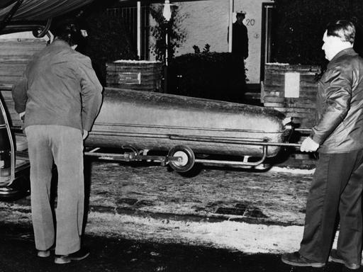 Erlanger Doppelmordfall Levin/Poeschke:Polizisten schieben einen Sarg in einen Leichenwagen, 1980.