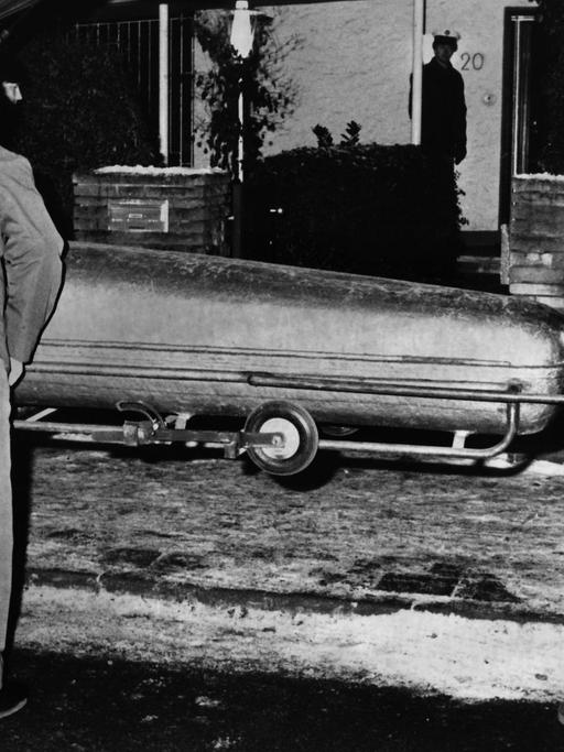 Erlanger Doppelmordfall Levin/Poeschke:Polizisten schieben einen Sarg in einen Leichenwagen, 1980.