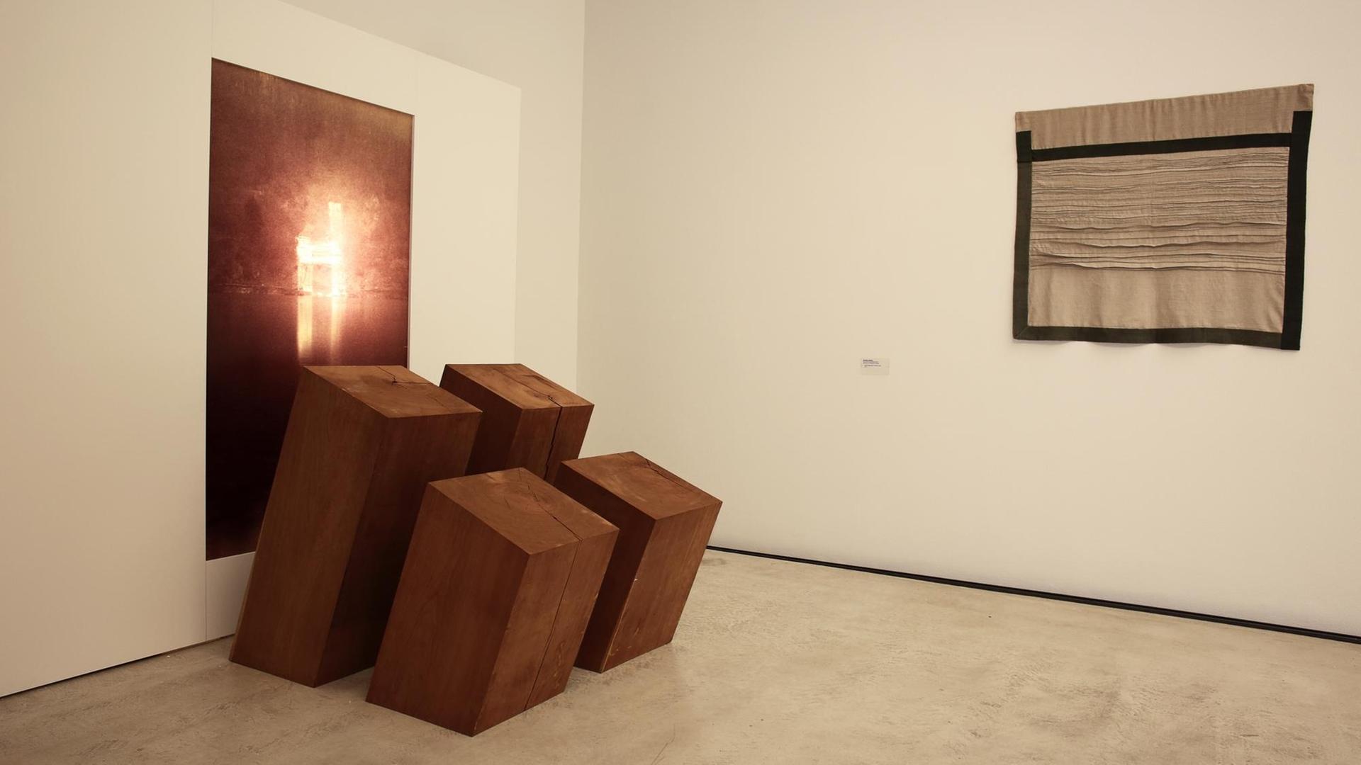 Ausstellungsansicht: „Medea muckt auf. Radikale Künstlerinnen hinter dem Eisernen Vorhang“. Ausstellungsansicht: „Medea muckt auf. Radikale Künstlerinnen hinter dem Eisernen Vorhang“.