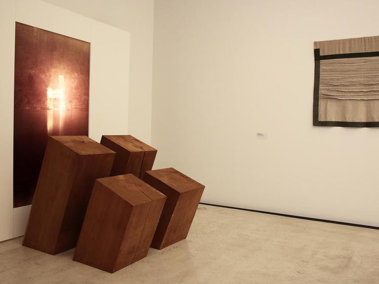 Ausstellungsansicht: „Medea muckt auf. Radikale Künstlerinnen hinter dem Eisernen Vorhang“.