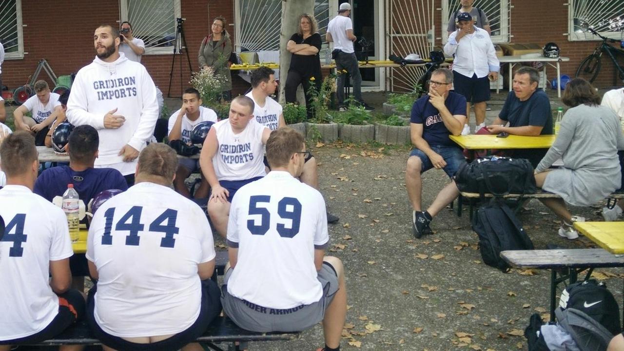 Ex-NFL Profi Björn Werner, stehend Bildmitte, hält nichts davon, den jungen Talenten falsche Hoffnungen auf eine Profikarriere zu machen. Ex-NFL Profi Björn Werner, stehend Bildmitte, hält nichts davon, den jungen Talenten falsche Hoffnungen auf eine Profikarriere zu machen.