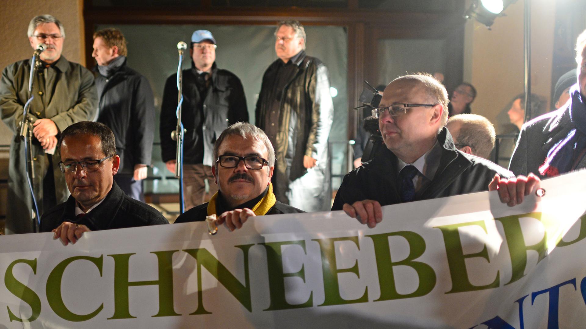Teilnehmer einer friedlichen Kundgebung, darunter die Fraktionsvorsitzenden im sächsischen Landtag (v.l.), Antje Hermenau (Grüne) und Steffen Flath (CDU)protestieren am 16.11.2013 in Schneeberg (Sachsen) gegen eine rechte Kundgebung. Rechte Sympathisanten und NPD-Mitglieder hatten gegen ein Heim für Asylbewerber in Schneeberg (Sachsen) demonstriert. Die von einem Rechtsextremisten als Privatperson angemeldete Kundgebung auf dem Schneeberger Marktplatz hatte Zulauf von etwa 1500 Menschen. Teilnehmer einer friedlichen Kundgebung, darunter die Fraktionsvorsitzenden im sächsischen Landtag (v.l.), Antje Hermenau (Grüne) und Steffen Flath (CDU)protestieren am 16.11.2013 in Schneeberg (Sachsen) gegen eine rechte Kundgebung. Rechte Sympathisanten und NPD-Mitglieder hatten gegen ein Heim für Asylbewerber in Schneeberg (Sachsen) demonstriert. Die von einem Rechtsextremisten als Privatperson angemeldete Kundgebung auf dem Schneeberger Marktplatz hatte Zulauf von etwa 1500 Menschen.
