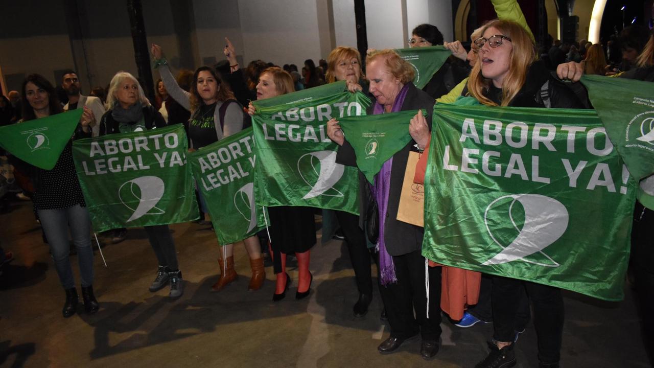 Abtreibungs-Befürworterinnen demonstrieren bei der Eröffnung der Buchmesse von Buenos Aires und halten grüne Transparente mit der Aufschrift "Aborto Legal Ya!"