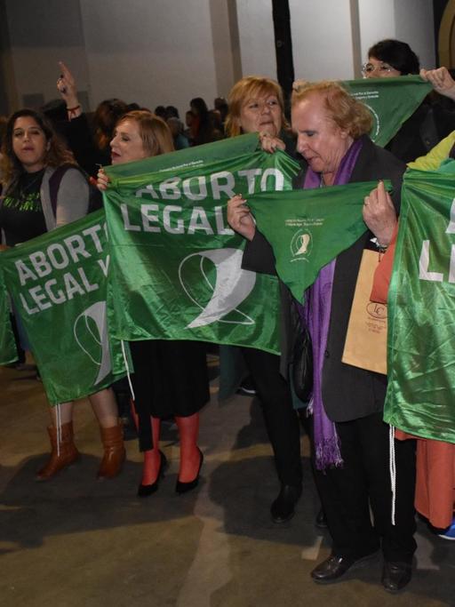 Demonstration für die Legalisierung von Schwangerschaftsabbrüchen bei der Eröffnung der Buchmesse von Buenos Aires. Frauen halten grüne Transparente mit der Aufschrift "Aborto Legal Ya!" 