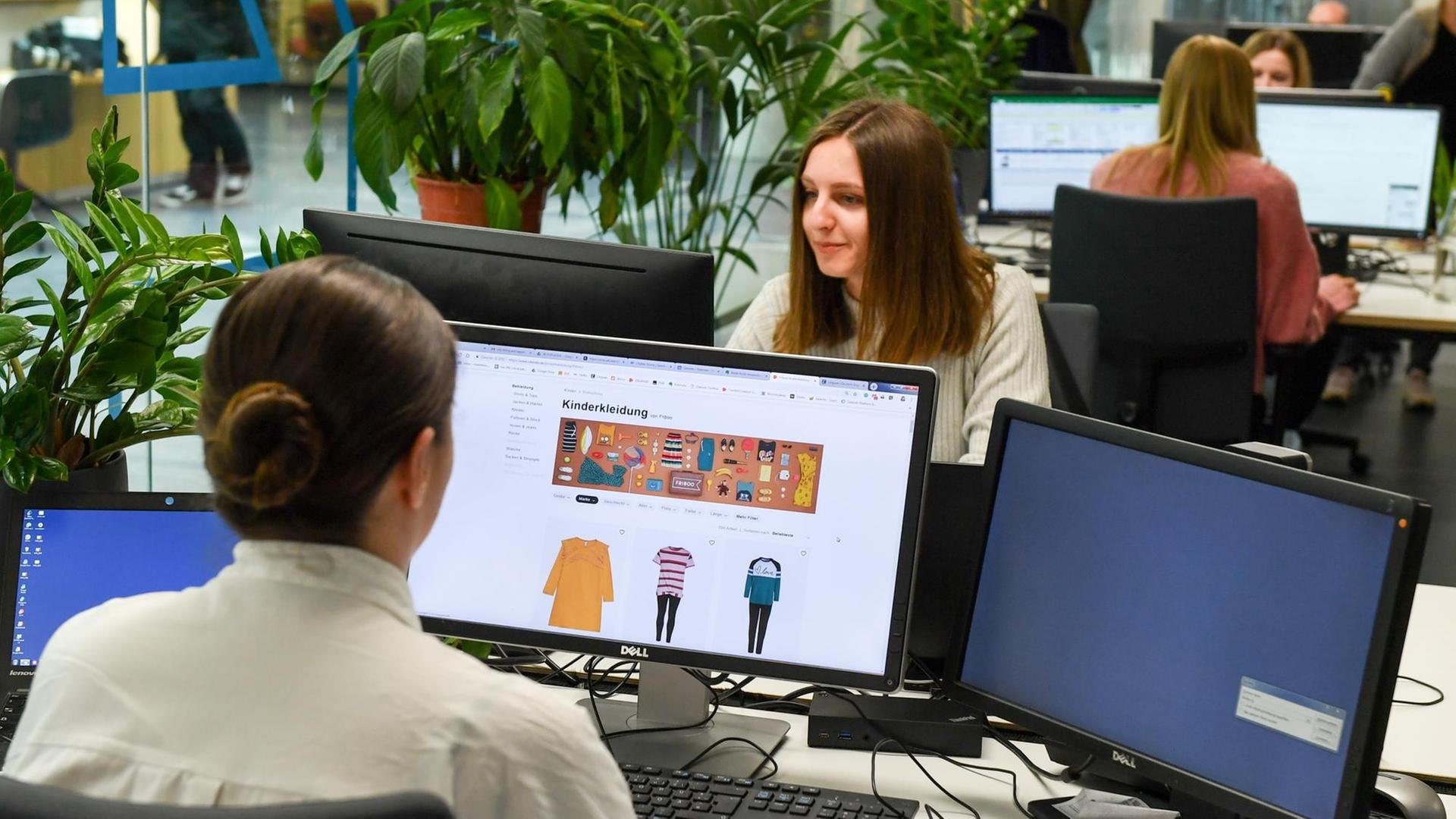Junge Frauen arbeiten an Computern in der Firmenzentrale von Zalando in Berlin (Gestellte Szene). Junge Frauen arbeiten an Computern in der Firmenzentrale von Zalando in Berlin (Gestellte Szene).