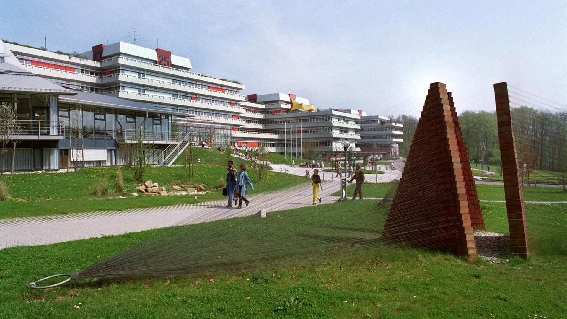 Die Medizinische Klinik (Zahnklinik) der Universität. Die Universität Ulm ist chronologisch betrachtet die neunte in Baden-Würtemberg Die Medizinische Klinik (Zahnklinik) der Universität. Die Universität Ulm ist chronologisch betrachtet die neunte in Baden-Würtemberg