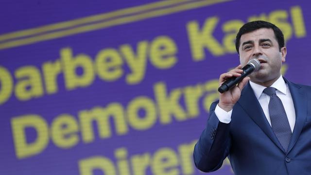 Sie sehen Selahattin Demirtas, Vorsitzender der Demokratischen Partei der Völker (HDP)