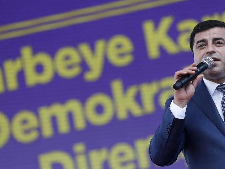 Sie sehen Selahattin Demirtas, Vorsitzender der Demokratischen Partei der Völker (HDP)