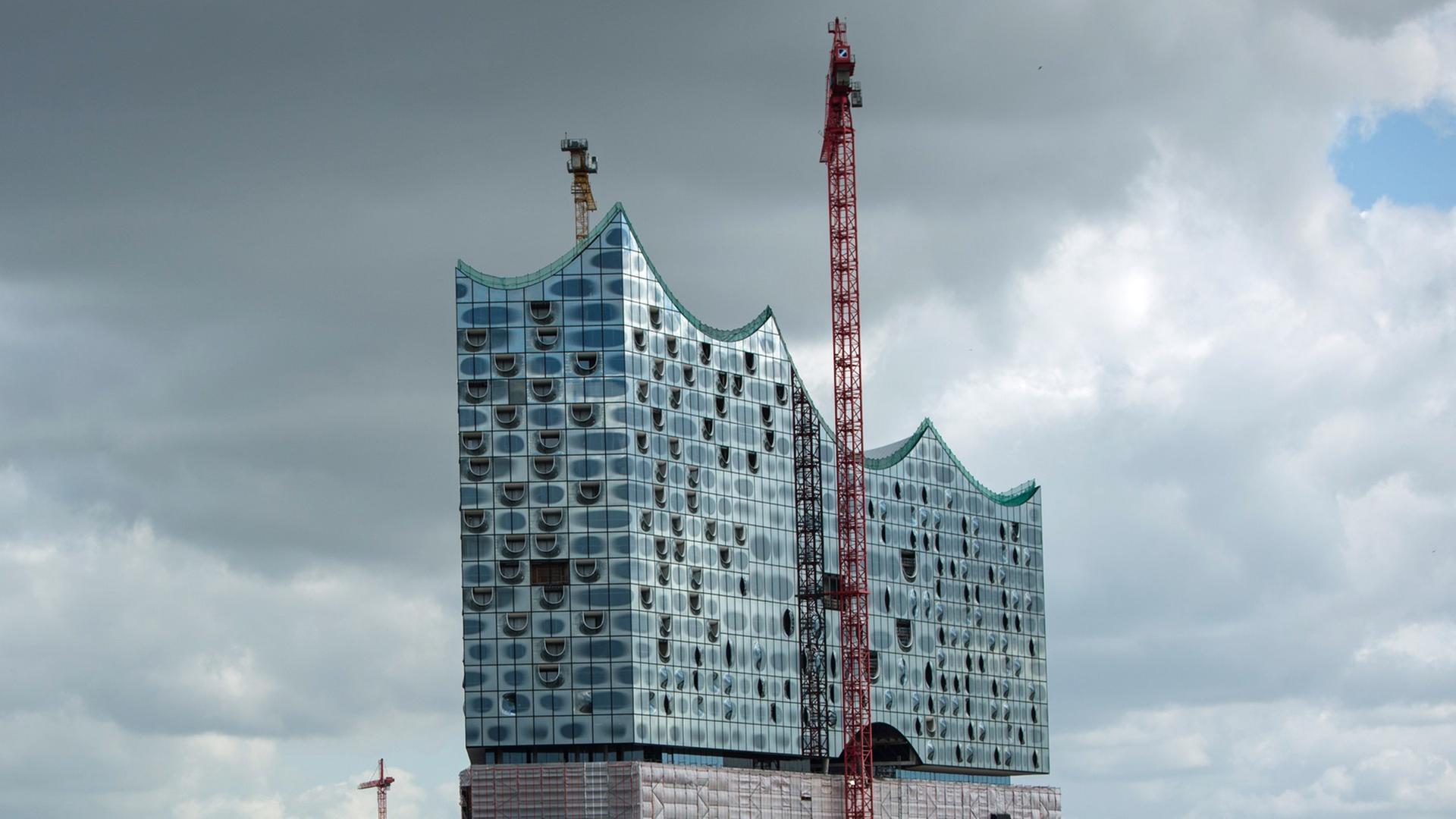 Die im Bau befindliche Elbphilharmonie in Hamburg mit einem Baukran im Vordergrund