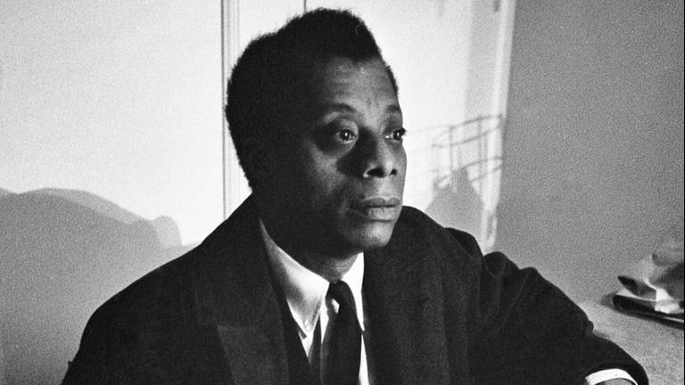Porträt des amerikanischen Autors und Dramatikers James Baldwin (1924 - 1987), der im April 1964 im ANTA Playhouse in New York, hinter der Bühne sitzt.