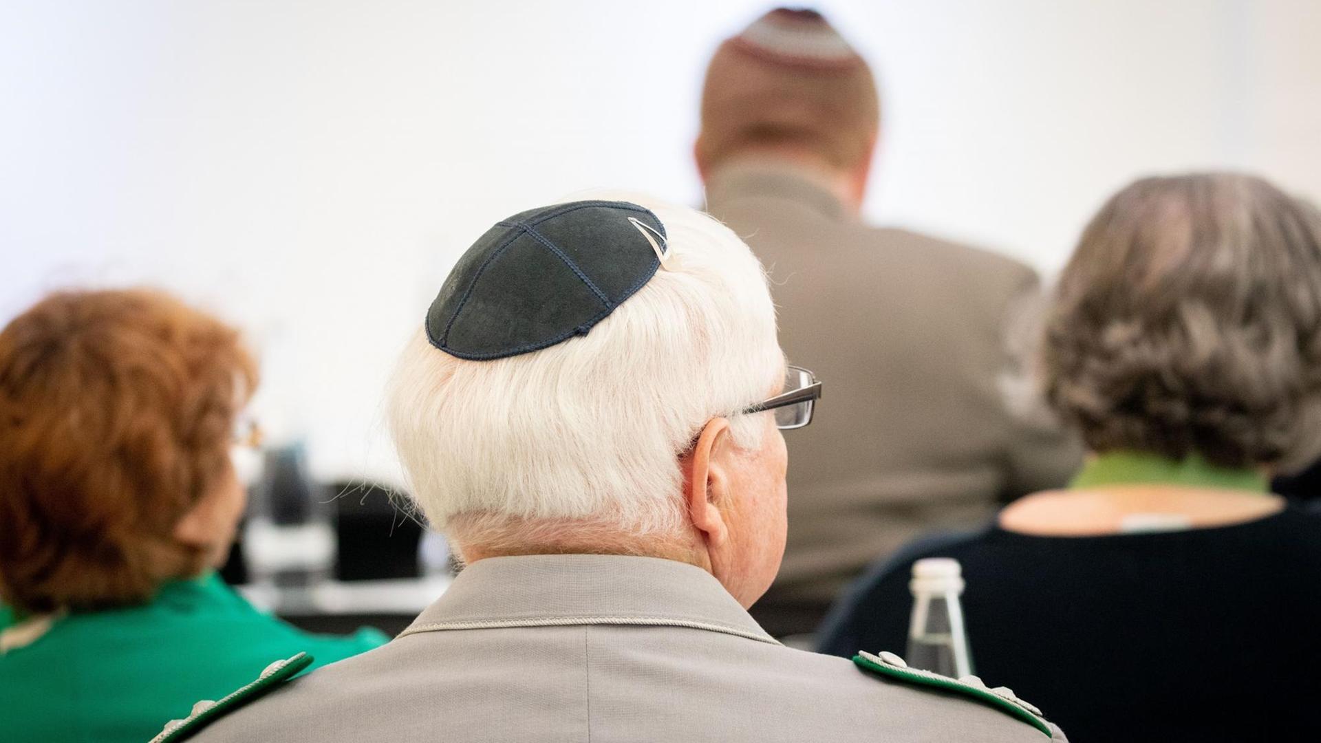 Ein Bundeswehrsoldat mit grauen Haaren und in Uniform sitz mit einer Kippa am 3. April 2019 in Berlin unter den Zuhörern der Konferenz des Zentralrats der Juden zu Militärrabbiner bei der Bundeswehr. Ein Bundeswehrsoldat mit grauen Haaren und in Uniform sitz mit einer Kippa am 3. April 2019 in Berlin unter den Zuhörern der Konferenz des Zentralrats der Juden zu Militärrabbiner bei der Bundeswehr.