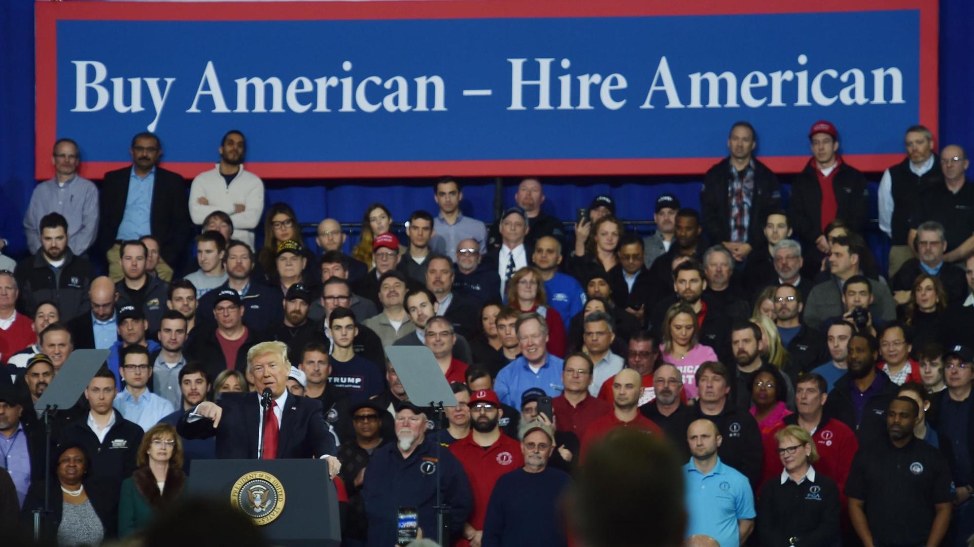 US-Präsident Donald Trump in einer Rede im American Center for Mobility in Ypsilanti, Michigan. US-Präsident Donald Trump in einer Rede im American Center for Mobility in Ypsilanti, Michigan.