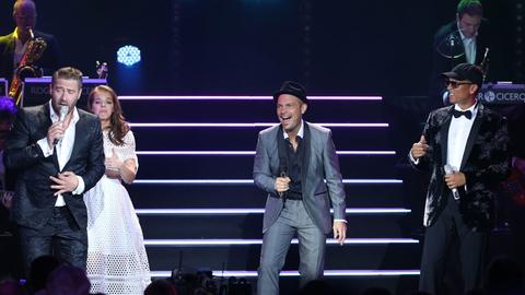 Der Sänger Roger Cicero (2 v.r.) und seine Gäste Sasha (l-r), Yvonne Catterfeld und Xavier Naidoo stehen am 07.09.2015 im "Mehr! Theater" in Hamburg bei seinem Konzert «Cicero sings Sinatra» auf der Bühne.