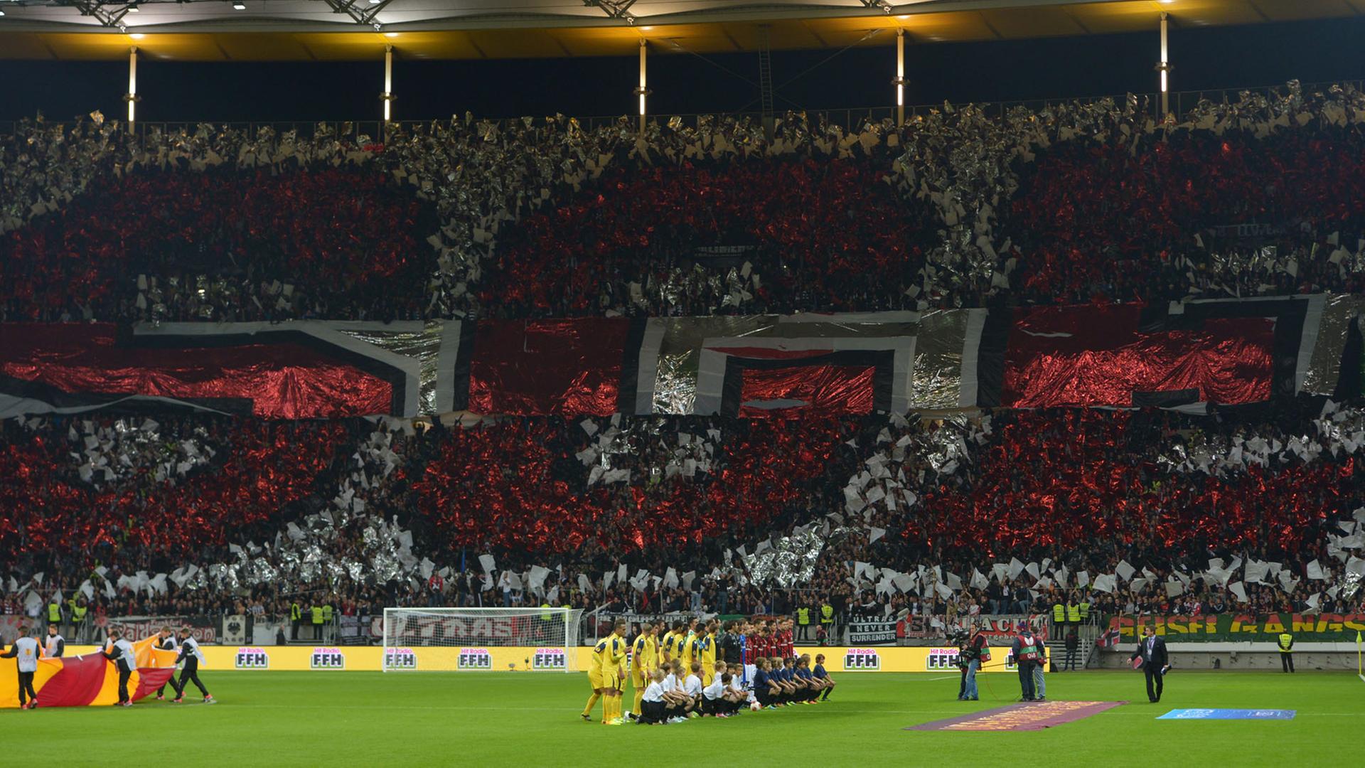 Eintracht Frankfurt gegen Maccabi Tel Aviv am 24.10.2013 im Frankfurt-Stadion in Frankfurt am Main. Die Frankfurt-Fans führen vor dem Anpfiff eine Choreographie auf.