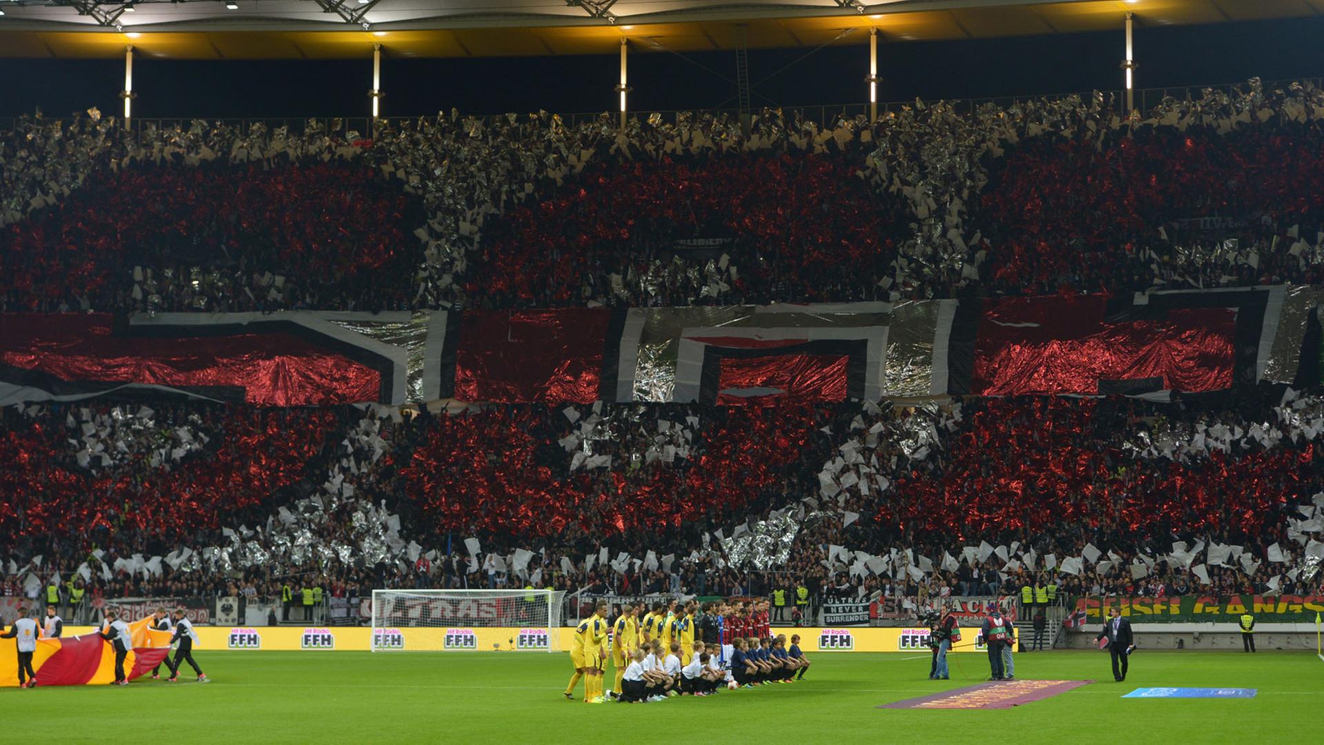 Eintracht Frankfurt gegen Maccabi Tel Aviv am 24.10.2013 im Frankfurt-Stadion in Frankfurt am Main. Die Frankfurt-Fans führen vor dem Anpfiff eine Choreographie auf. Eintracht Frankfurt gegen Maccabi Tel Aviv am 24.10.2013 im Frankfurt-Stadion in Frankfurt am Main. Die Frankfurt-Fans führen vor dem Anpfiff eine Choreographie auf.