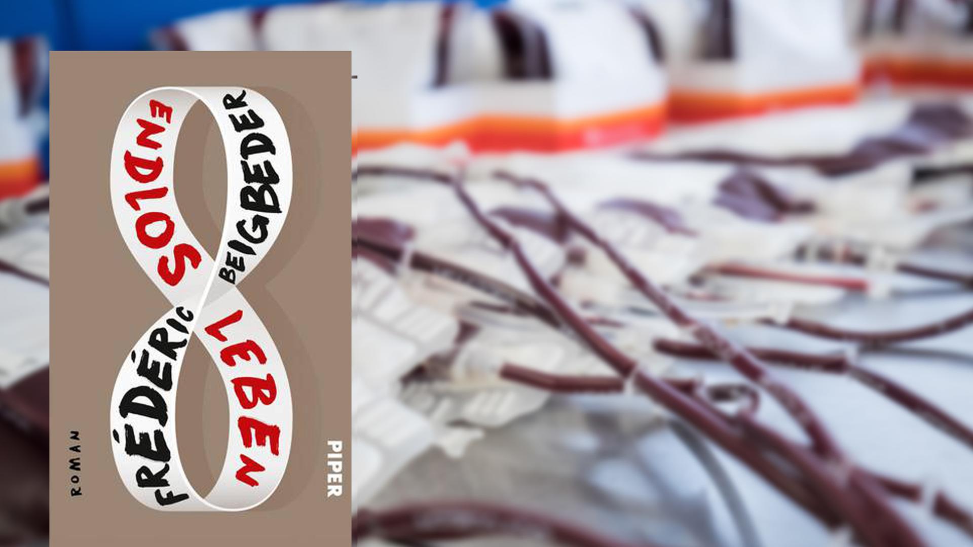 Im Vordergrund das Cover zu Frédéric Beigbeders Buch: "Endlos Leben" - im Hintergrund: Schläuche in denen Erythrozytenkonzentrat, eine aus roten Blutzellen (Erythrozyten) bestehende "Blutkonserve", fließt. Im Vordergrund das Cover zu Frédéric Beigbeders Buch: "Endlos Leben" - im Hintergrund: Schläuche in denen Erythrozytenkonzentrat, eine aus roten Blutzellen (Erythrozyten) bestehende "Blutkonserve", fließt.