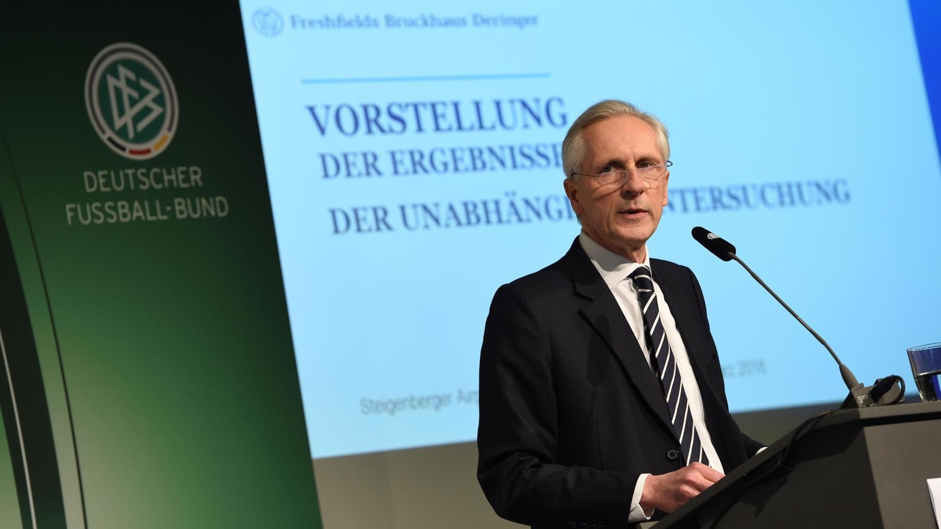 Christian Duve von der Wirtschaftskanzlei Freshfields Bruckhaus Deringer spricht in Frankfurt am Main während der Pressekonferenz zur Vorstellung des Untersuchungsberichts zur DFB-Affäre um die Vergabe der Fußball-WM 2006 nach Deutschland. Christian Duve von der Wirtschaftskanzlei Freshfields Bruckhaus Deringer spricht in Frankfurt am Main während der Pressekonferenz zur Vorstellung des Untersuchungsberichts zur DFB-Affäre um die Vergabe der Fußball-WM 2006 nach Deutschland.