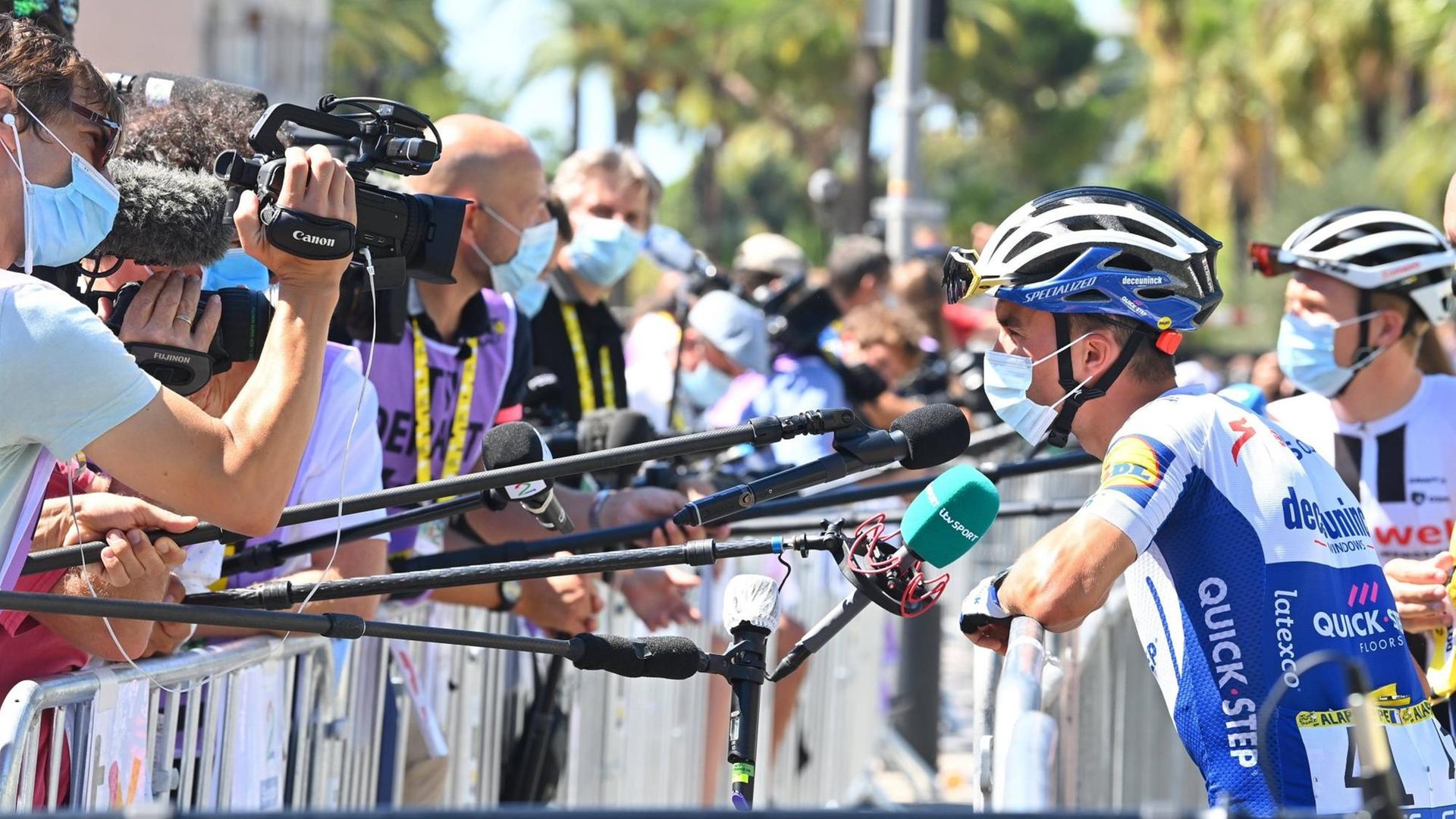 Julian Alaphilippe, französischer Radprofi vom Team DECEUNINCK-QUICK-STEP, bei der 2. Etappe der Tour de France 2020 am 30. August 2020 in Nizza vor den Kameras und Mikrofonen. Julian Alaphilippe, französischer Radprofi vom Team DECEUNINCK-QUICK-STEP, bei der 2. Etappe der Tour de France 2020 am 30. August 2020 in Nizza vor den Kameras und Mikrofonen.