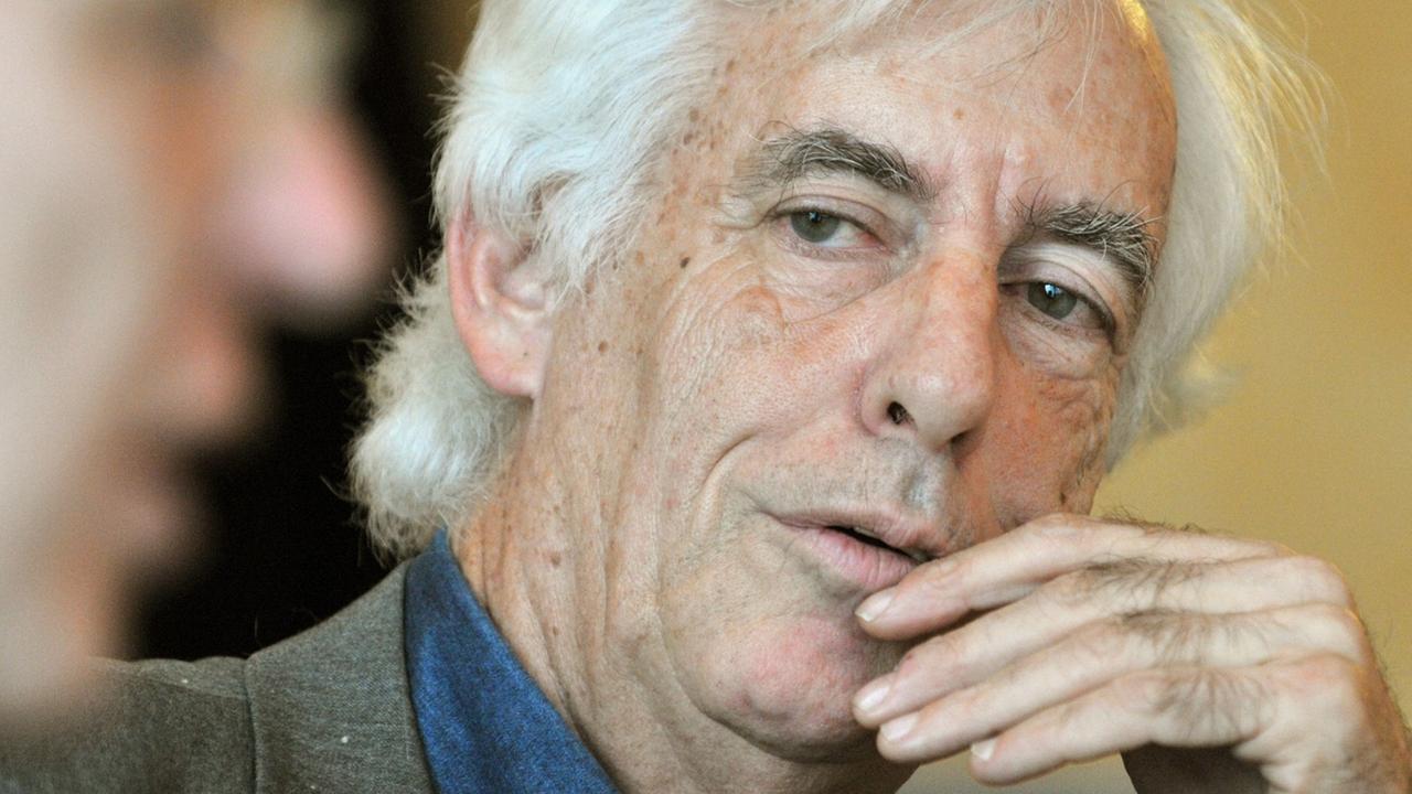 Moshe Zimmermann mit einem Gesprächspartner, den man nur unscharf und angerissen im Vordergrund sieht, Moshe Zimmermann mit einem Gesprächspartner, den man nur unscharf und angerissen im Vordergrund sieht,