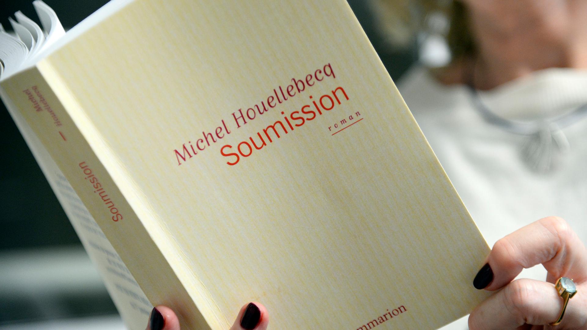 Eine Frau liest in Michel Houellebecqs Roman "Soumission". Eine Frau liest in Michel Houellebecqs Roman "Soumission".