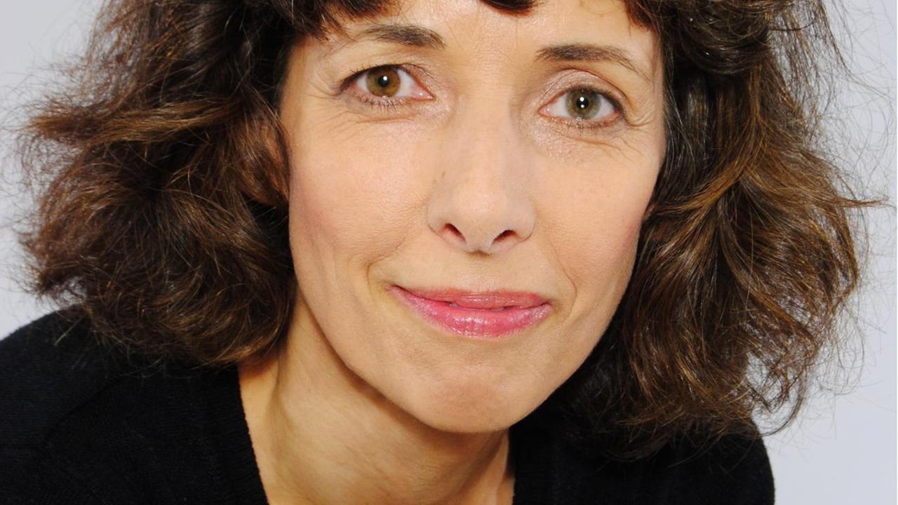 Fotoporträt der Schauspielerin Uta Janietz vor neutralem Hintergrund. Fotoporträt der Schauspielerin Uta Janietz vor neutralem Hintergrund.