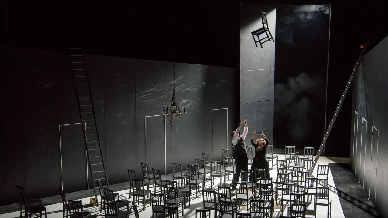 Szene in Eugène Ionescos "Die Stühle" am Wiener Burgtheater mit Michael Maertens (Der Alte), Maria Happel (Die Alte) Szene in Eugène Ionescos "Die Stühle" am Wiener Burgtheater mit Michael Maertens (Der Alte), Maria Happel (Die Alte)