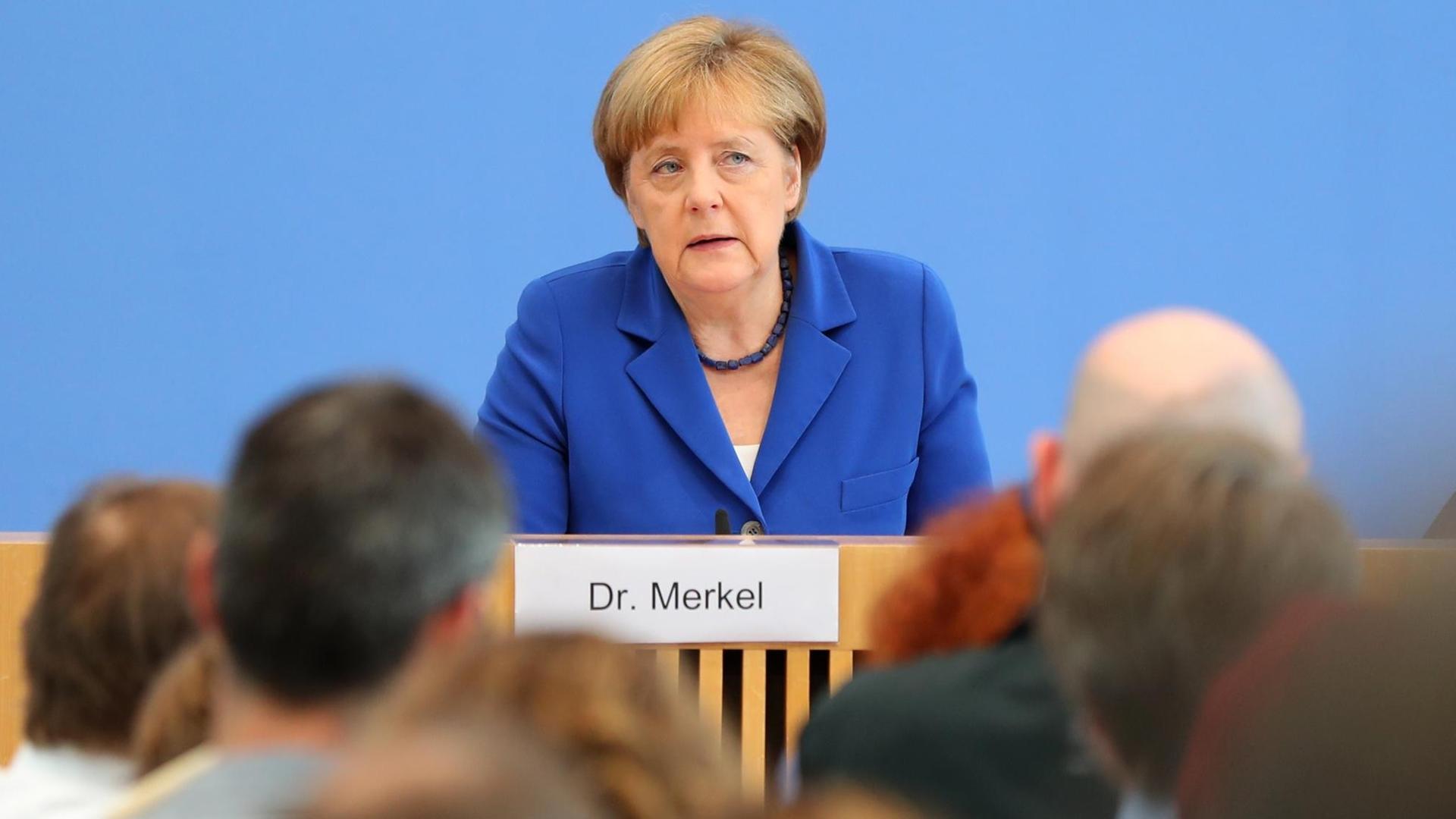 Bundeskanzlerin Angela Merkel (CDU) spricht am 28. Juli 2016 vor Journalisten in Berlin. Bundeskanzlerin Angela Merkel (CDU) spricht am 28. Juli 2016 vor Journalisten in Berlin.