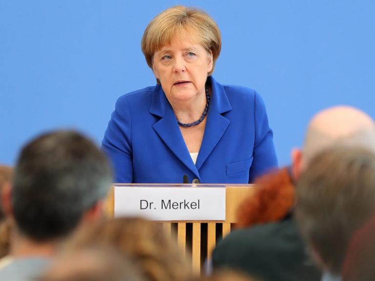 Bundeskanzlerin Angela Merkel (CDU) spricht am 28. Juli 2016 vor Journalisten in Berlin.