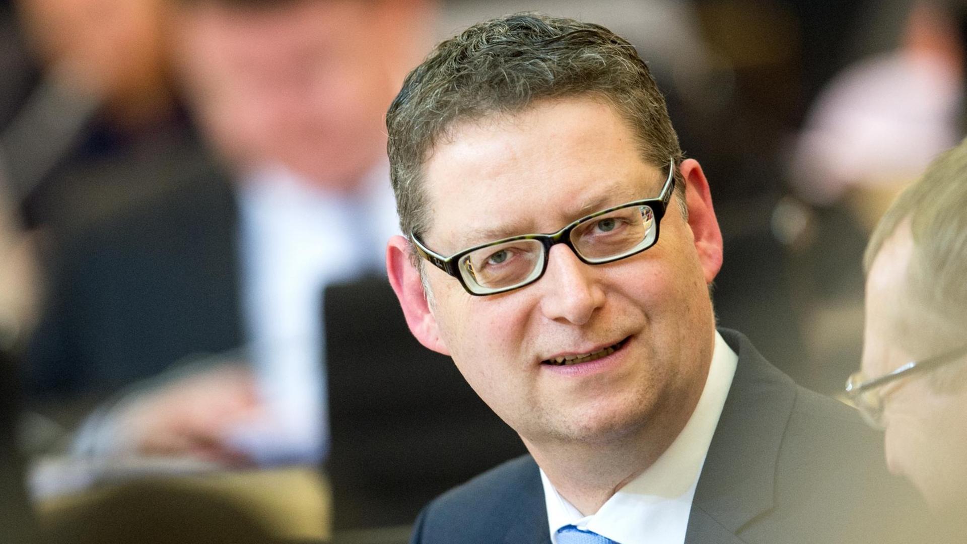 Der hessische SPD-Vorsitzende Thorsten Schäfer-Gümbel, am 15.12.2015 im Hessischen Landtag in Wiesbaden. Der hessische SPD-Vorsitzende Thorsten Schäfer-Gümbel, am 15.12.2015 im Hessischen Landtag in Wiesbaden.