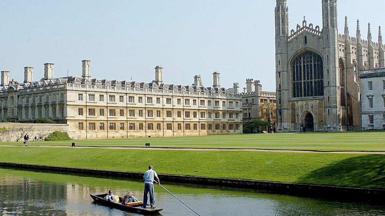 Blick auf Clare College und King’s College Chapel, die zur Universität Cambridge in der gleichnamigen Stadt gehören.